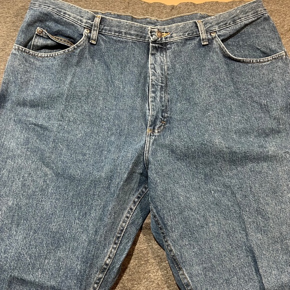 Wrangler Authentics Men Cotton Relaxed Fit Mid Wash Jeans Size 42 x 32 - Picture 3 of 9